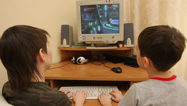 Дети играют в компьютерную игру. Архив