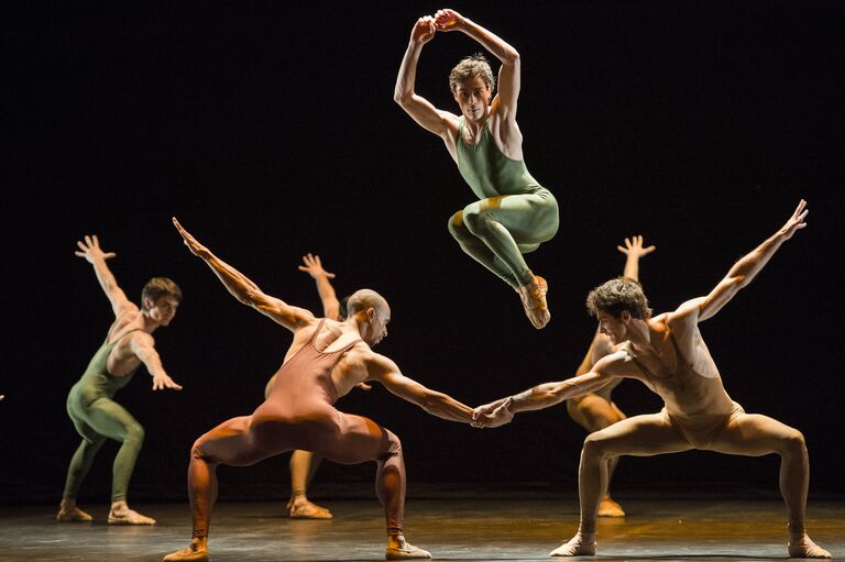 Прогон балета Весна священная в хореографии Мориса Бежара Прогон балета Весна священная в хореографии Мориса Бежара