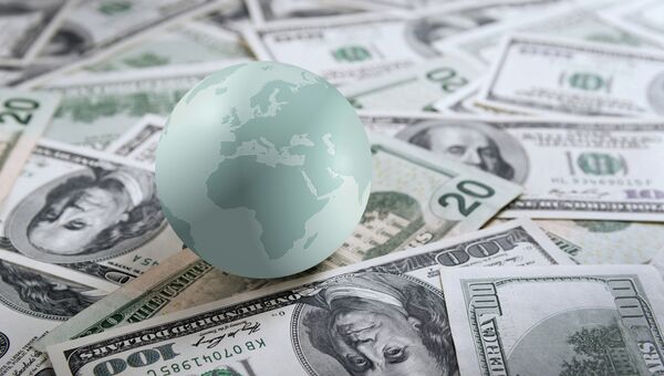 Глобус на банкнотах американских долларов