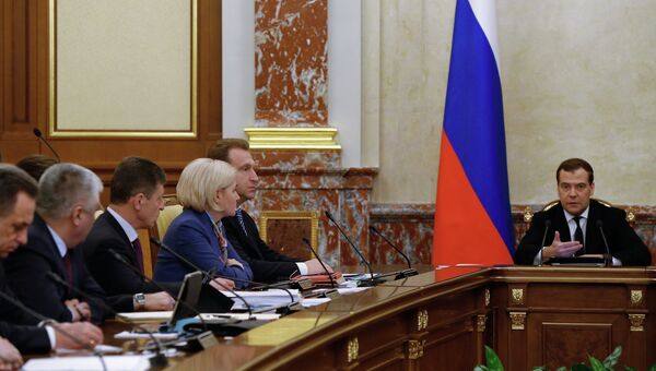 Премьер-министр РФ Дмитрий Медведев (справа) проводит заседание кабинета министров РФ в Доме правительства РФ