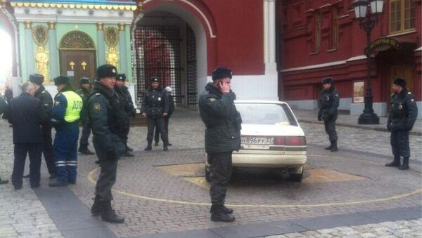 Машина с ивановскими номерами припарковалась у стен Кремля