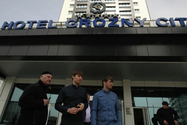 Мэр Грозного Ислам Кадыров (справа) после осмотра высотного здания Грозный-сити
