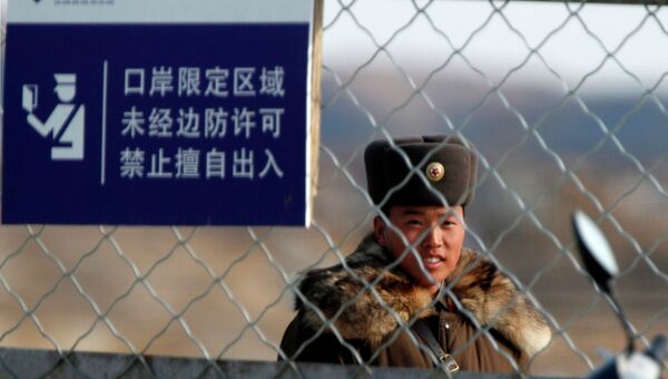 Военнослужащий на границе Китая и КНДР
