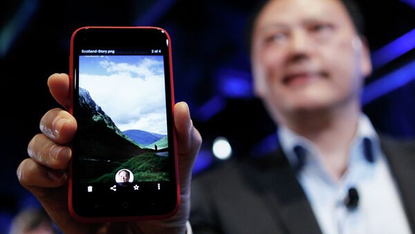 Гендиректор HTC Corporation Питер Чоу держит в руках телефон