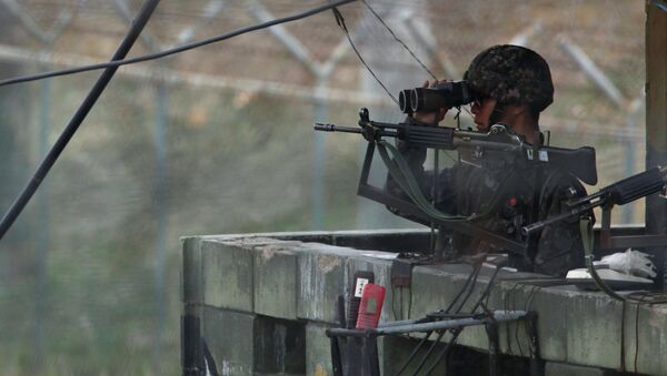 Южнокорейский солдат смотрит в сторону КНДР с наблюдательного пункта