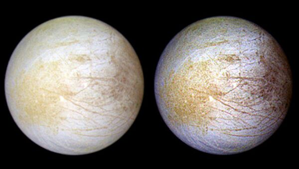 Изображение спутника Юпитера Европы в естественных и усиленных цветах
