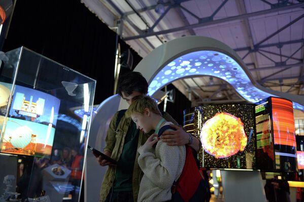 Посетители на международной мультимедийной выставке Научный туннель Макса Планка