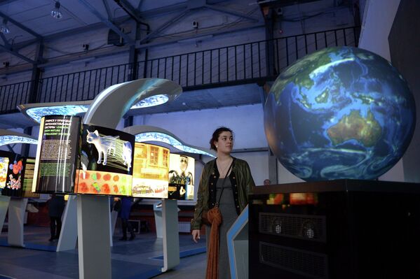 Посетительница на международной мультимедийной выставке Научный туннель Макса Планка