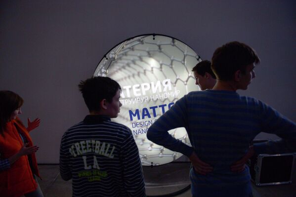Посетители на международной мультимедийной выставке Научный туннель Макса Планка