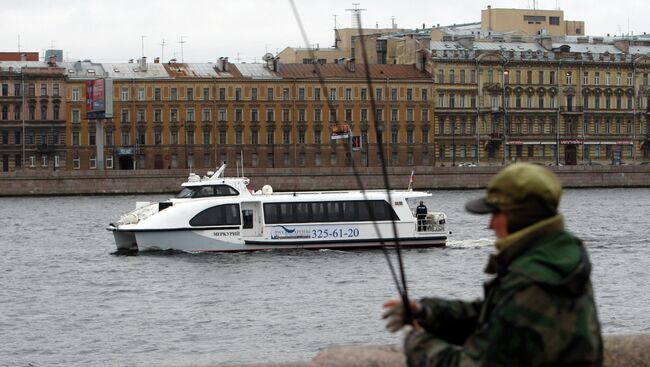 Аквабус на реке Неве в Санкт-Петербурге