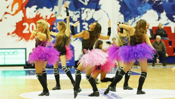 Группа поддержки ПБК ЦСКА: танцы и трюк с кольцом армейских чирлидеров