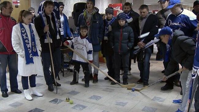 Фанаты предпочли мяч шайбе в перерыве хоккейного матча Динамо-Трактор