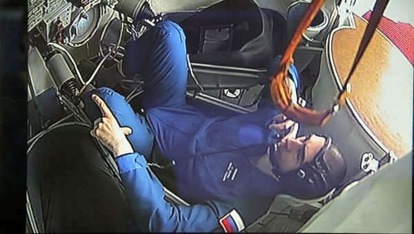 Космонавт Анатолий Иванишин отрабатывает режим спуска. Архивное фото