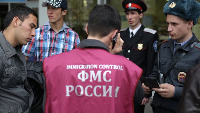 Патрулирование улиц Краснодара сотрудниками ФМС и казаками, архивное фото