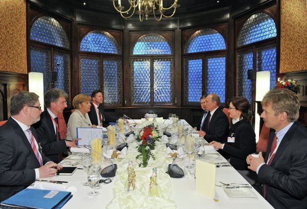 Президент России Владимир Путин (третий справа) и канцлер ФРГ Ангела Меркель (слева) во время рабочего обеда в Доме приемов правительства федеральной земли Нижняя Саксония