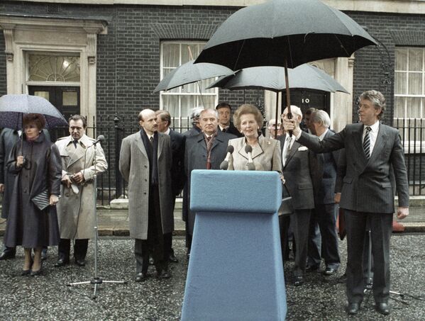 Премьер-министр Великобритании Маргарет Тэтчер выступает на митинге во время визита Генерального секретаря ЦК КПСС Михаила Горбачева (в центре слева) в Великобританию