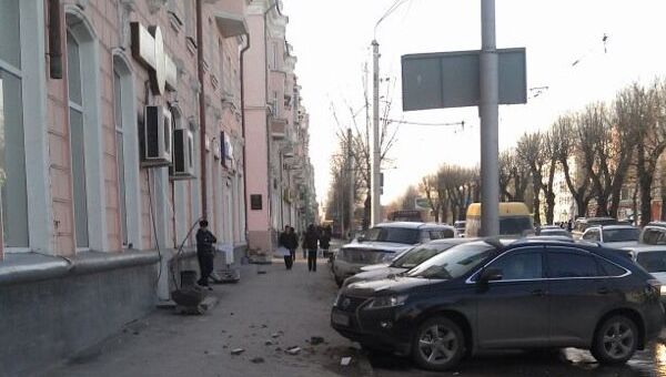 Куски кирпича обрушились с крыши пятиэтажки в Барнауле