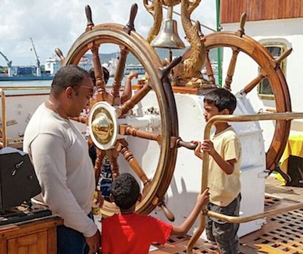 Жители Республики Маврикий на борту парусника Седов