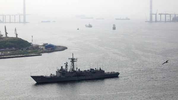 Ракетный фрегат Форд военно-морских сил США заходит в бухту Золотой Рог во время визита на главную базу Тихоокеанского флота. Архивное фото