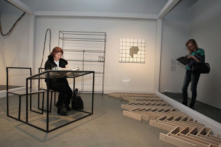 Посетительницы у фрагмента инсталляции Анны Желудь Последняя выставка Посетительницы у фрагмента инсталляции Анны Желудь Последняя выставка