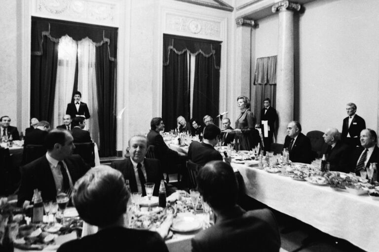 Маргарет Тэтчер на торжественном обеде в Тбилиси выступает с незапланированной речью