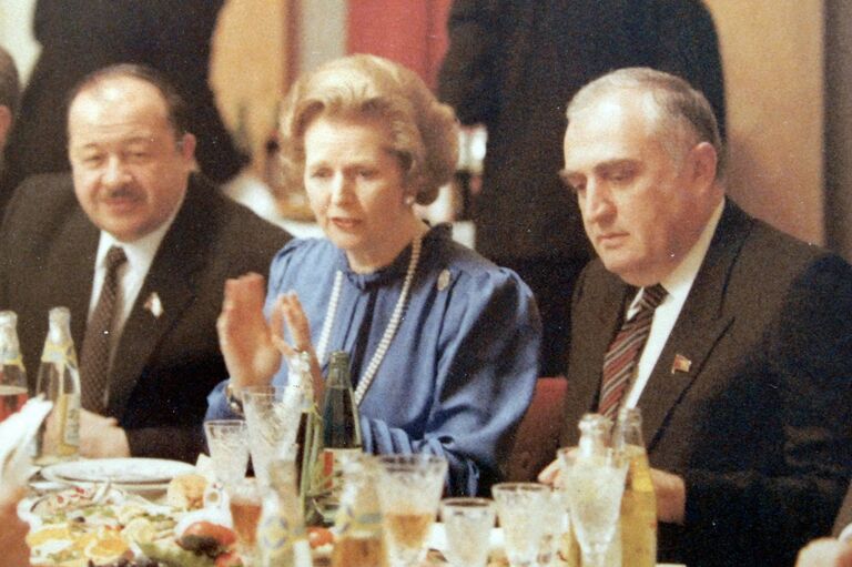Слева от Маргарет Тэтчер председатель Совета министров Грузинской ССР Отар Черкезия, справа – первый секретарь ЦК КП Грузии Джумбер Патиашвили