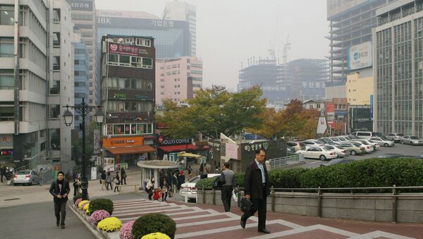 На одной из улиц города Сеула. Архивное фото