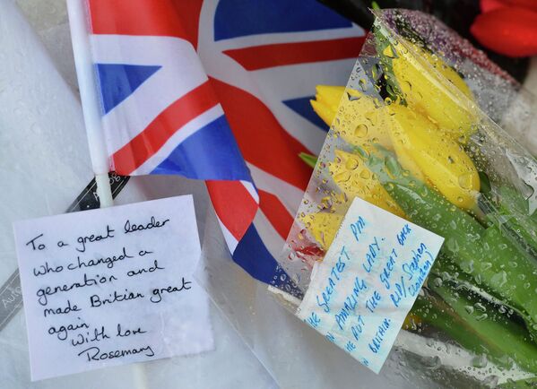 Жители Великобритании несут цветы к дому Маргарет Тэтчер