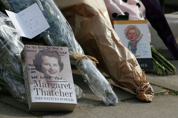 Книги и цветы у дома Маргарет Тэтчер в Великобритании