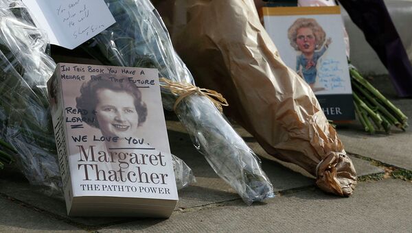Книги и цветы у дома Маргарет Тэтчер в Великобритании
