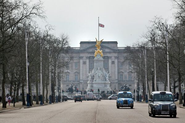 Приспущенный флаг над Букингемским дворцом