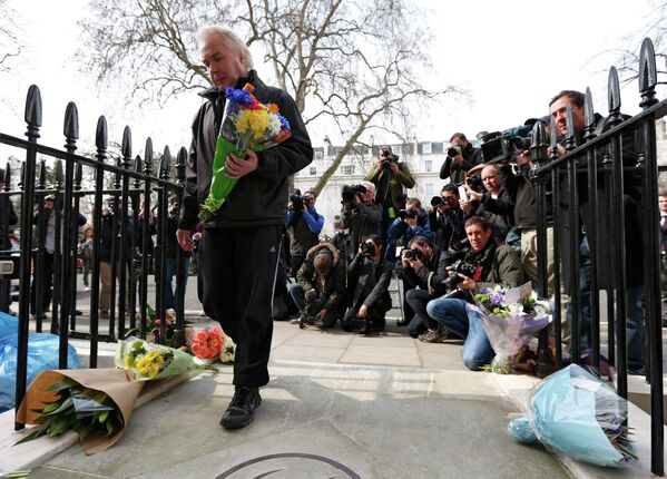 Мужчина возлагает цветы у дома Маргарет Тэтчер в Великобритании
