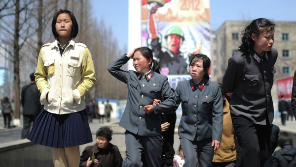Люди на улицах Пхеньяна. Архив