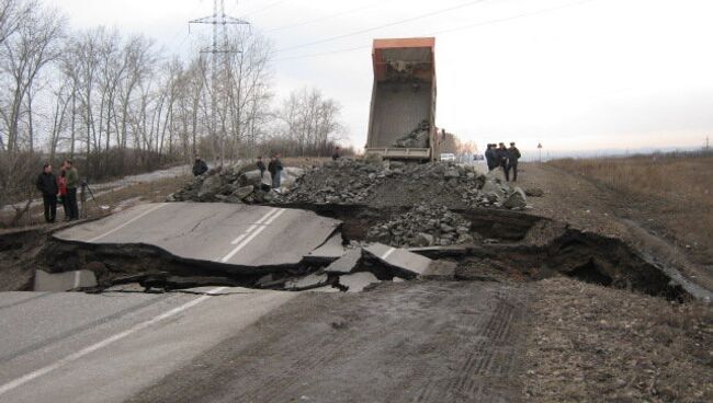 Пятиметровый провал на трассе под Красноярском