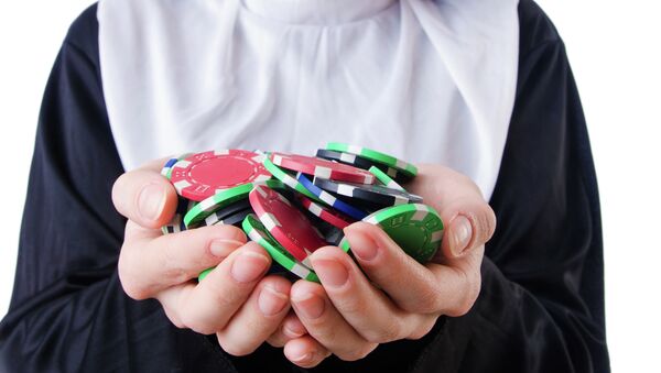 Монахиня держит фишки казино