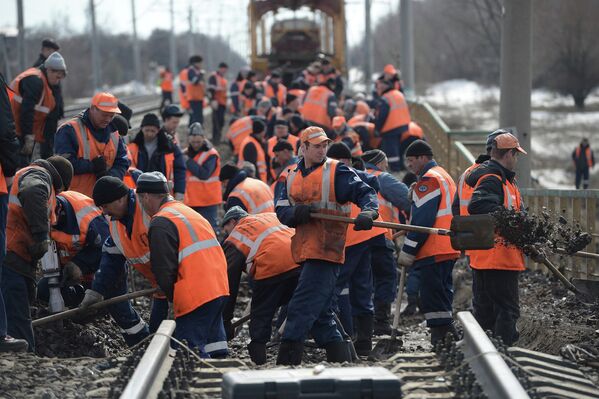 Рабочие Московско-окружной дистанции пути ведут ремонтные работы на мосту железной дороги Павелецкого направления