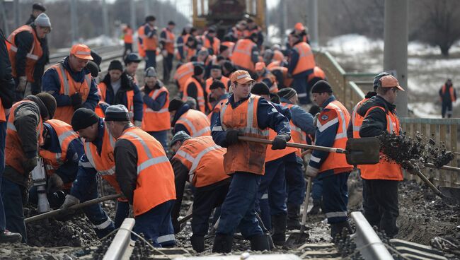 Рабочие Московско-окружной дистанции пути ведут ремонтные работы на мосту железной дороги Павелецкого направления