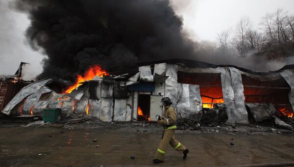 Пожар на складе торгового комплекса во Владивостоке