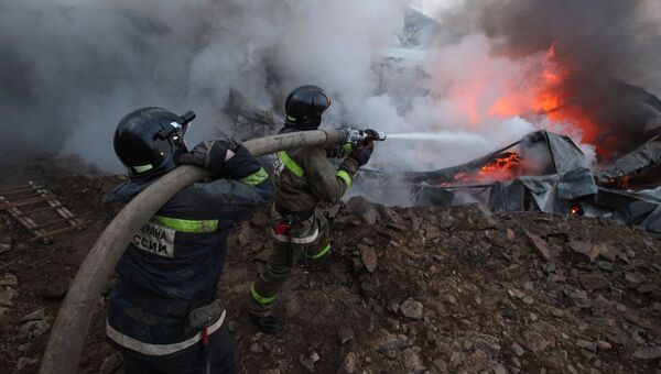Пожар на складе торгового комплекса во Владивостоке