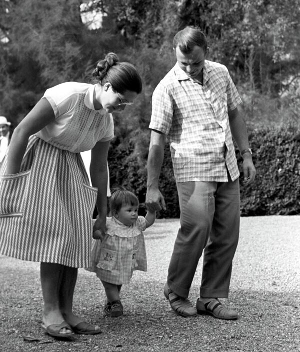 Юрий Гагарин с женой Валентиной и дочерью Галочкой