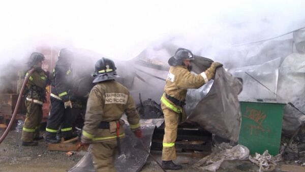 Пожарные разбирают завалы на месте сгоревшего склада во Владивостоке