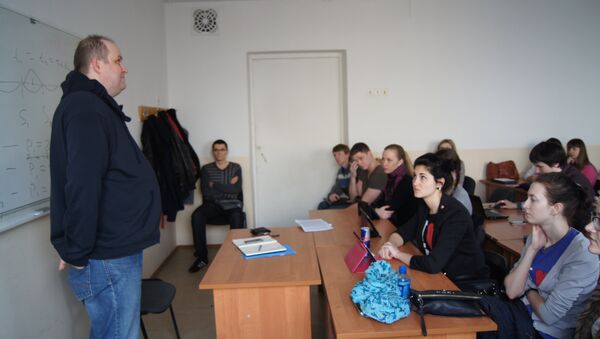 Журналист Александр Куприянов читает лекцию для студентов ДВФУ во Владивостоке
