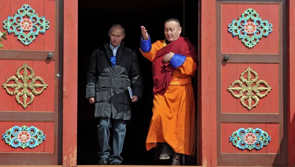 Владимир Путин (слева) во время посещения Иволгинского дацана в селе Верхняя Иволга