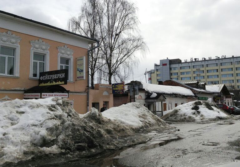 Снежные сугробы на улице Ярославля Снежные сугробы на улице Ярославля