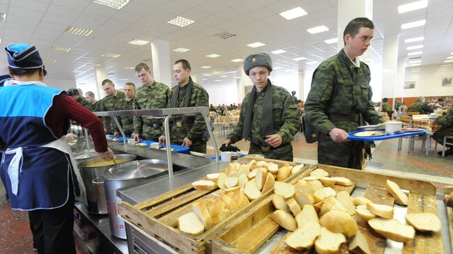 Солдаты в столовой. Архив