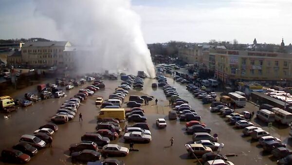 Забивший на Колхозной площади Смоленска 8-метровый фонтан повредил машины