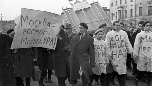Студенты приветствуют полет Гагарина