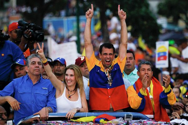 Кандидат в президенты Венесуэлы Энрике Каприлес приветствует своих сторонников во время предвыборной кампании в штате Лара