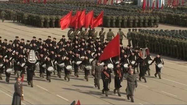 Военные возрожденного Преображенского полка репетируют парад Победы