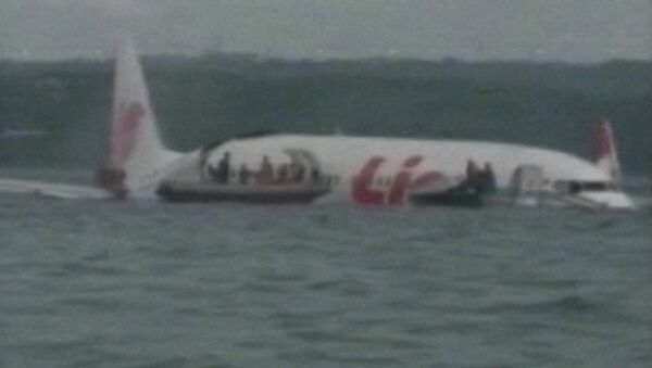 Спасатели на лодках эвакуировали людей из упавшего в море самолета на Бали